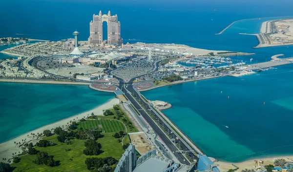 Ojo de pájaro y avión no tripulado vista de la ciudad de Abu Dhabi desde la plataforma de observación —  Fotos de Stock