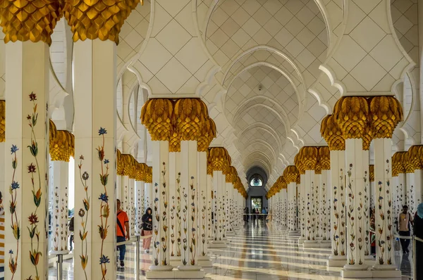 Великолепная мечеть шейха Зайда в Абу-Даби — стоковое фото