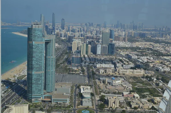 Ojo de pájaro y vista aérea de la ciudad de Abu Dhabi desde la plataforma de observación —  Fotos de Stock