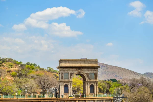 Hartbeespoort Presa Arco de entrada triunfal con puertas de cresta monu — Foto de Stock