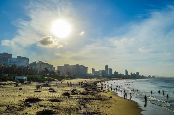 Durban Golden Mile strand, fehér homok és Skyline Dél-Afrika — Stock Fotó