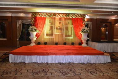 Güzel Hint düğün töreni sahne renk ve giriş kırmızı ve çiçek tasarımları ayarlayın