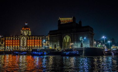 Güzel Gateway of India Taj Palace hotel Mumbai liman Umman Denizi üzerinde birçok jetties ile yakın
