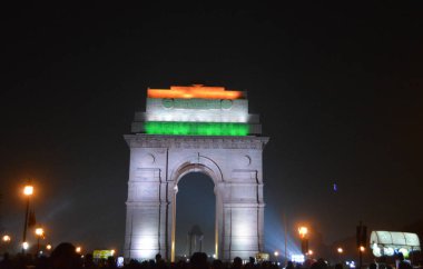 Hindistan kapı yakınındaki Rajpath Yeni Delhi'de güzel gece manzarası