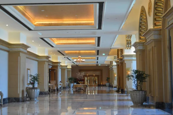 Majestueuze en vorstelijke front strandhotel bekend als Emirates Palace in Abu Dhabi Verenigde Arabische Emiraten — Stockfoto