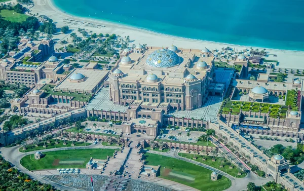 Bird's eye and aerial drone view of Abu Dhabi city from observation deck — Stock Photo, Image