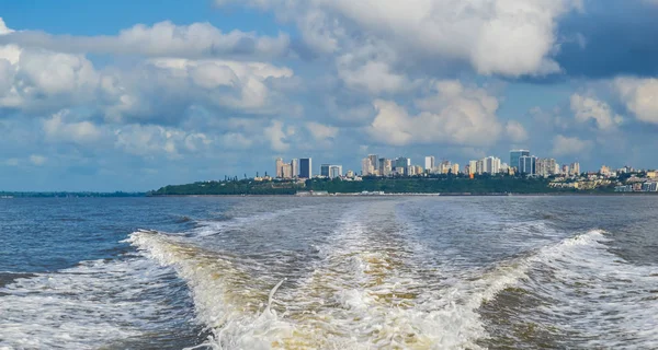 Maputo – panorama města, pohled na oblohu z dálky na výlet lodí na portugalský ostrov — Stock fotografie