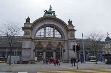 Luzern İsviçre 'deki Lucerne merkez tren istasyonunun ünlü eski kapısı.