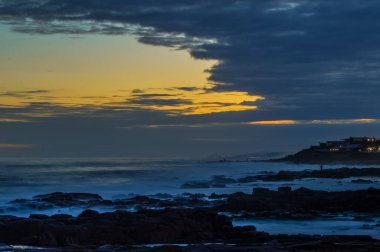 Kuzey Durban, KZN Güney Afrika 'da resim ve kayalık Ballito plaj manzarası