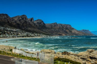 Güzel Cape Town fotoğrafı masa dağını, Atlantik okyanusunu ve plajı gösteriyor.