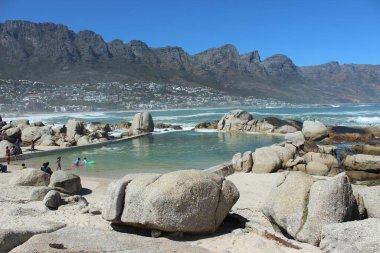 Güzel Cape Town fotoğrafı masa dağını, Atlantik okyanusunu ve plajı gösteriyor.