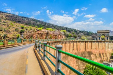 Hartbeespoort Barajı Arch giriş ile Crest gates anıt üzerinde Kuzey Batı eyaleti Soyth Afrika sel Barajı