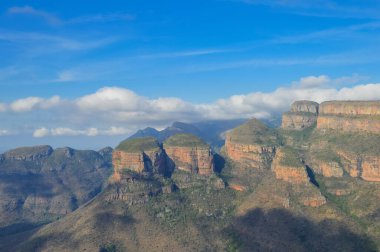 Panoramik Blyde nehir kanyonu ve Mpumalanga Panorama rotasında üç Rondawel