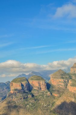 Panoramik Blyde nehir kanyonu ve Mpumalanga Panorama rotasında üç Rondawel