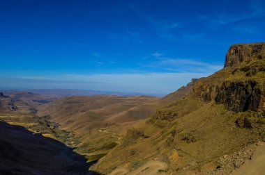 Sani 'deki yeşillik Lesotho Güney Afrika sınırı yakınlarındaki mavi gökyüzünün altından geçiyor.