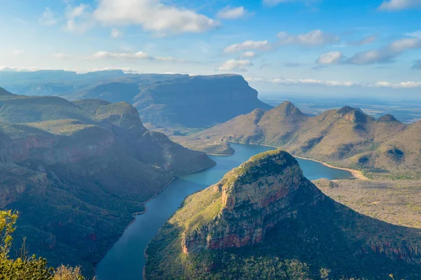 Resimli sarışın nehir kanyonu ve Mpumalanga Güney Afrika Panarama rotasında üç rondavel.