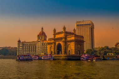 Mumbai limanındaki Taj Sarayı Oteli 'nin yanındaki Hindistan' ın güzel geçidi. Chhatrapati Shivaji anıtı yakınlarındaki Arap Denizi 'nde bir sürü döküntü var.