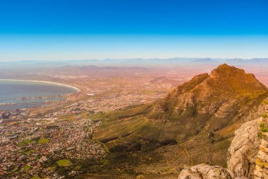 Güzel Cape Town fotoğrafı masa dağını, Atlantik okyanusunu ve plajı gösteriyor.