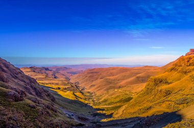 Sani 'deki yeşillik Lesotho Güney Afrika sınırı yakınlarındaki mavi gökyüzünün altından geçiyor.