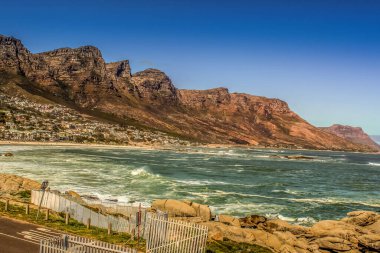 Güzel Cape Town fotoğrafı masa dağını, Atlantik okyanusunu ve plajı gösteriyor.