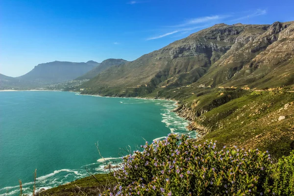 Chapman 'ın Cape Town Güney Afrika' daki doruk noktası boyunca Hout Bay plajı.