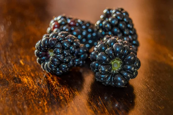 Macro Shot Mora Orgánica Saludable Moras Sobre Fondo Marrón Madera — Foto de Stock