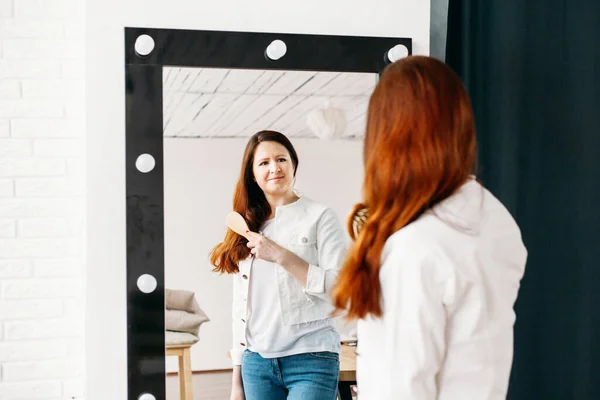 Uzun Saçlı Bir Kız Aynanın Yanında Duruyor Saçını Tarıyor Kişisel — Stok fotoğraf