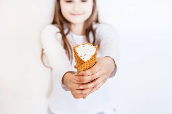 Das Mädchen Hält Der Hand Eis Weißen Hintergrund Isoliert Köstliche — Stockfoto