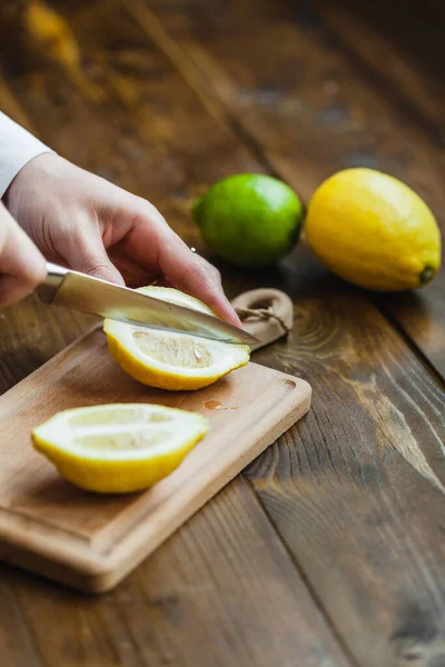 Junta Con Limón Lima Para Cortar Rodajas Preparación Para Cocinar — Foto de Stock