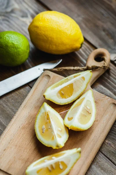 Junta Con Limón Lima Para Cortar Rodajas Preparación Para Cocinar — Foto de Stock