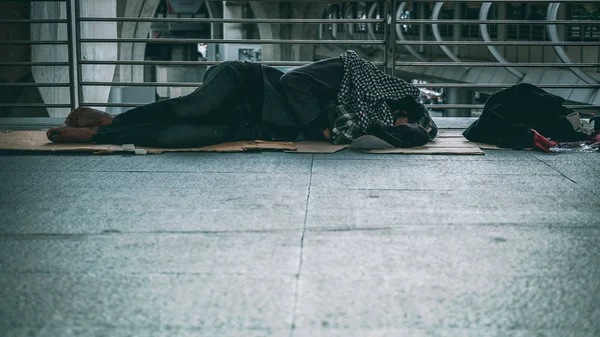 Szegény Hajléktalan Ember Vagy Menekült Alszik Földön Város Nyilvános Elérési — Stock Fotó