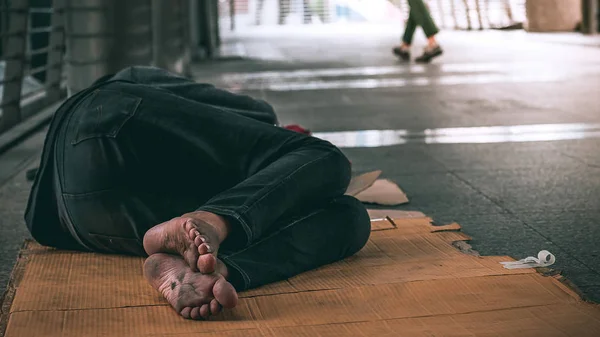Közelről Szegény Hajléktalan Ember Vagy Menekült Alszik Piszkos Padló Városi Stock Kép