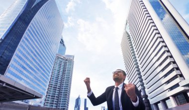 açık havada ofis başarısı düşük açılı görünümü olumlu duygu ile kutluyor binası ile ayakta işadamı kazanan gasture olun.