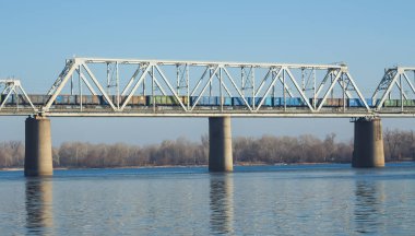 Tren köprüde Nehri üzerinde çalışıyor