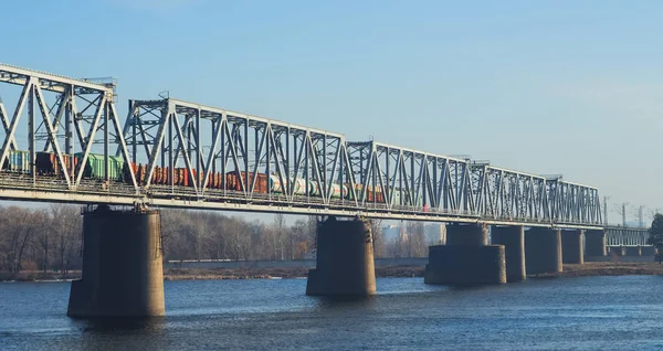 Le train circule sur le pont — Photo