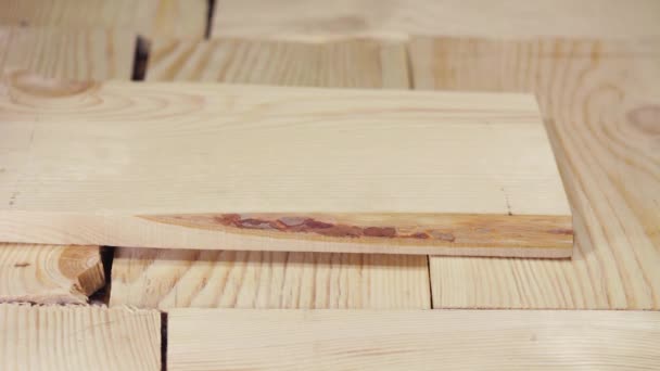 Objetos de la industria de madera. clasificación de espacios en blanco de madera — Vídeos de Stock