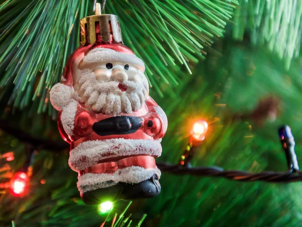 Yılbaşı ağacında asılı Noel Baba oyuncak