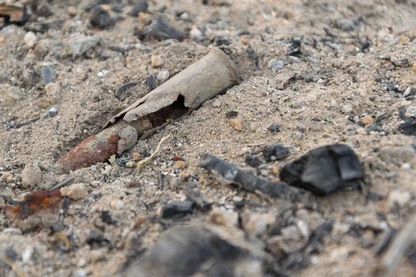 Cartucho de rifle viejo oxidado en el suelo —  Fotos de Stock