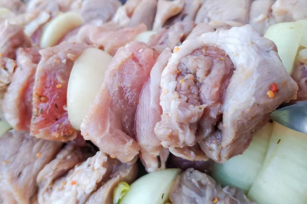 Orta parça seçici odak ile, shashlik için Marine pişmiş soğan ile domuz eti dilimlenmiş ham parçalar