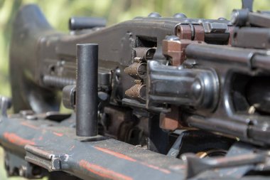 Mg-42 - Alman İkinci Dünya Savaşı makineli tüfek silah gösterisi, makineli tüfek kemeri üzerinde seçici odak ile yakın çekim