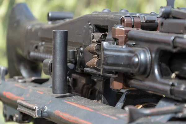 Mg-42 - Alman İkinci Dünya Savaşı makineli tüfek silah gösterisi, makineli tüfek kemeri üzerinde seçici odak ile yakın çekim