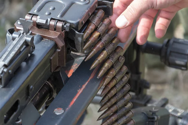 Mg-42-Duitse Wereldoorlog II machinegeweer op de pistool show, close-up met selectieve focus op de machinegeweer riem — Stockfoto