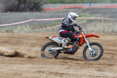 Kalach-on-Don, Rusya - 6 Nisan 2019: Rusya'nın Volgograd bölgesinden katılımcılar arasında motokros yarışması, bilinmeyen binici motosikletine biniyor ve tekerleklerin altından tozu yükseltiyor