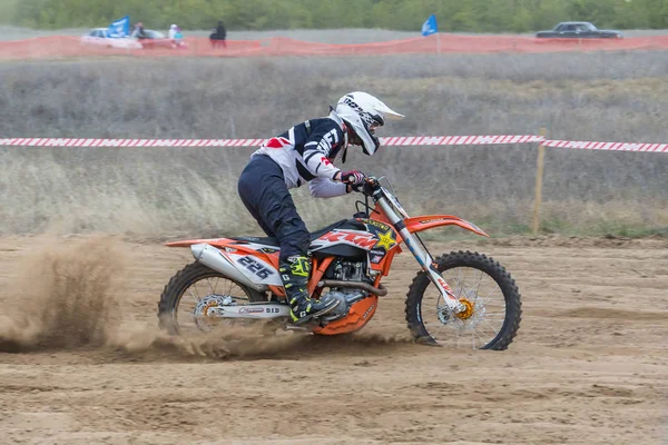 Kalach-on-Don, Russie - 6 avril 2019 : Compétition de motocross entre les participants de la région de Volgograd en Russie, cavalier inconnu se précipite sur sa moto et soulève la poussière sous les roues — Photo