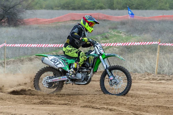 Kalach-on-Don, Rusia - 6 de abril de 2019: Concurso de Motocross entre los participantes de la región de Volgogrado de Rusia, el ciclista desconocido corre en su motocicleta y levanta el polvo de debajo de las ruedas —  Fotos de Stock