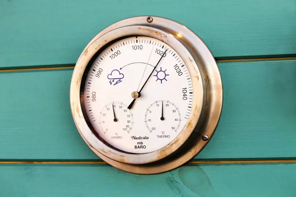 Altmodische Wetteruhr Einer Grünen Wand — Stockfoto