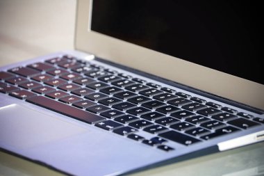 Bilgisayar dizüstü bir masada açık