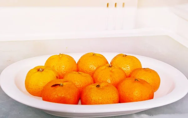 Naranja Sobre Plato Blanco Refrigerador Abierto Vacío Estilo Concepto Imagen — Foto de Stock