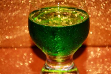 Kahverengi arka plan üzerinde yeşil soda-görüntü 