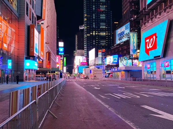 2020年6月16日 ニューヨーク市 Nycでの抗議 人々と夜のブロードウェイのタイムズ スクエア — ストック写真